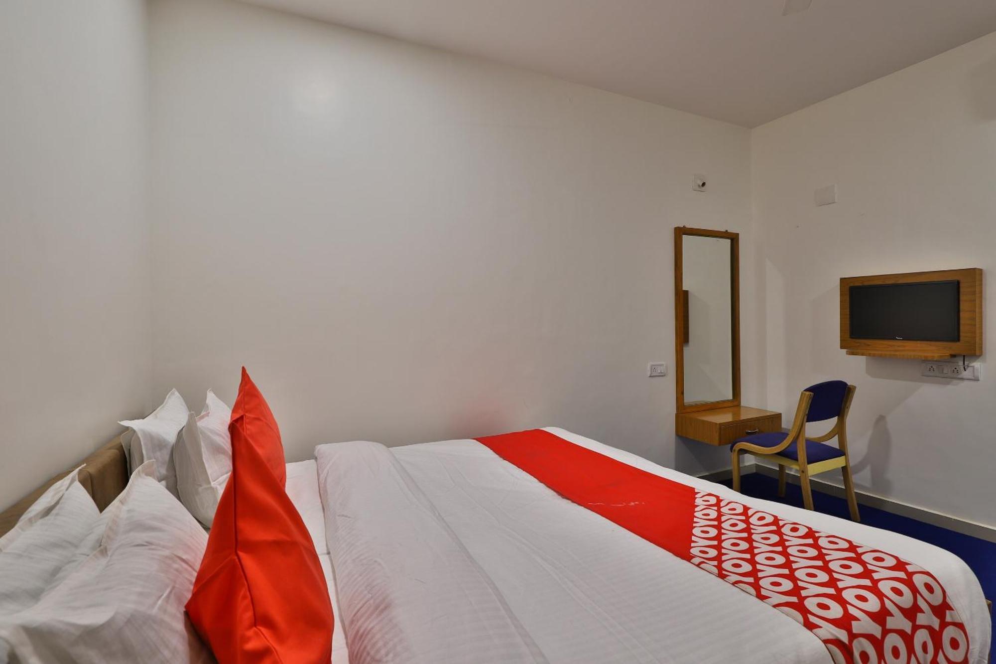 Oyo Milan Party Hall Вадодара Екстер'єр фото