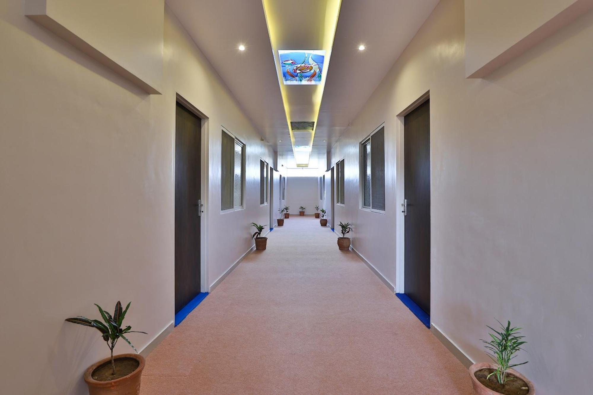 Oyo Milan Party Hall Вадодара Екстер'єр фото