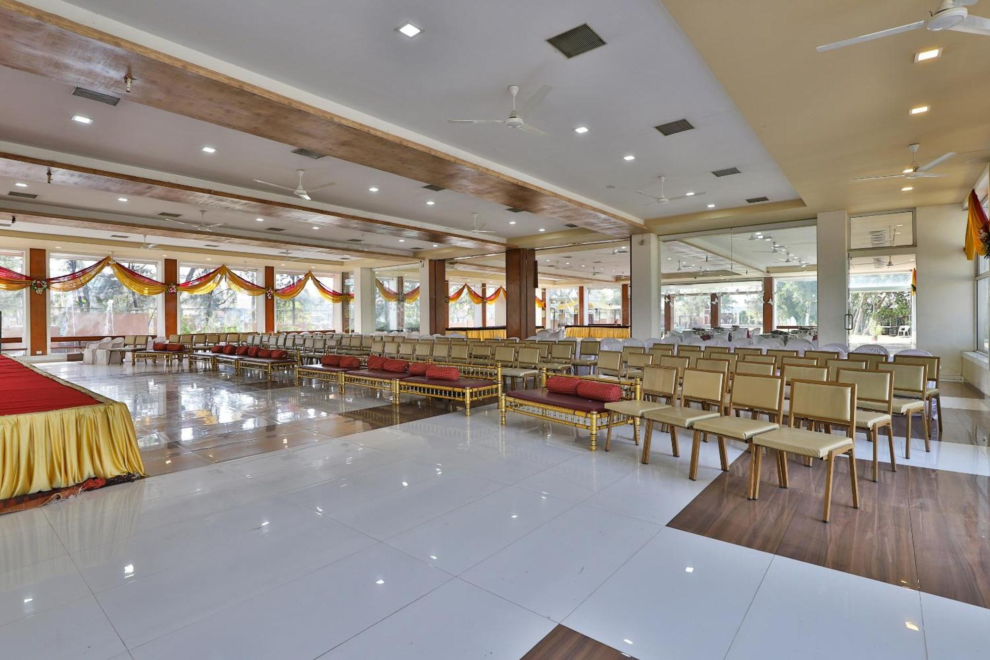 Oyo Milan Party Hall Вадодара Екстер'єр фото